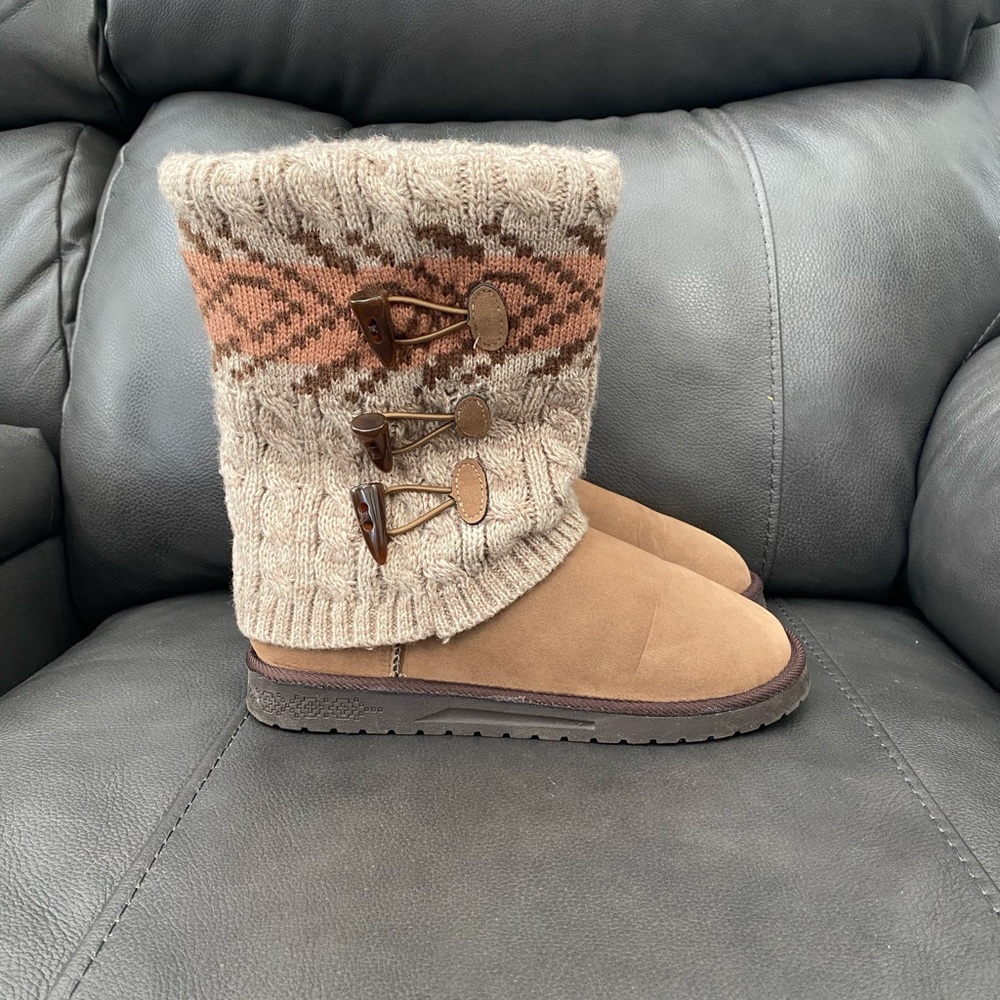 MUK LUKS Women's Winter Boots faux-suede sweater-knit cuff toggle buttons Sz-8